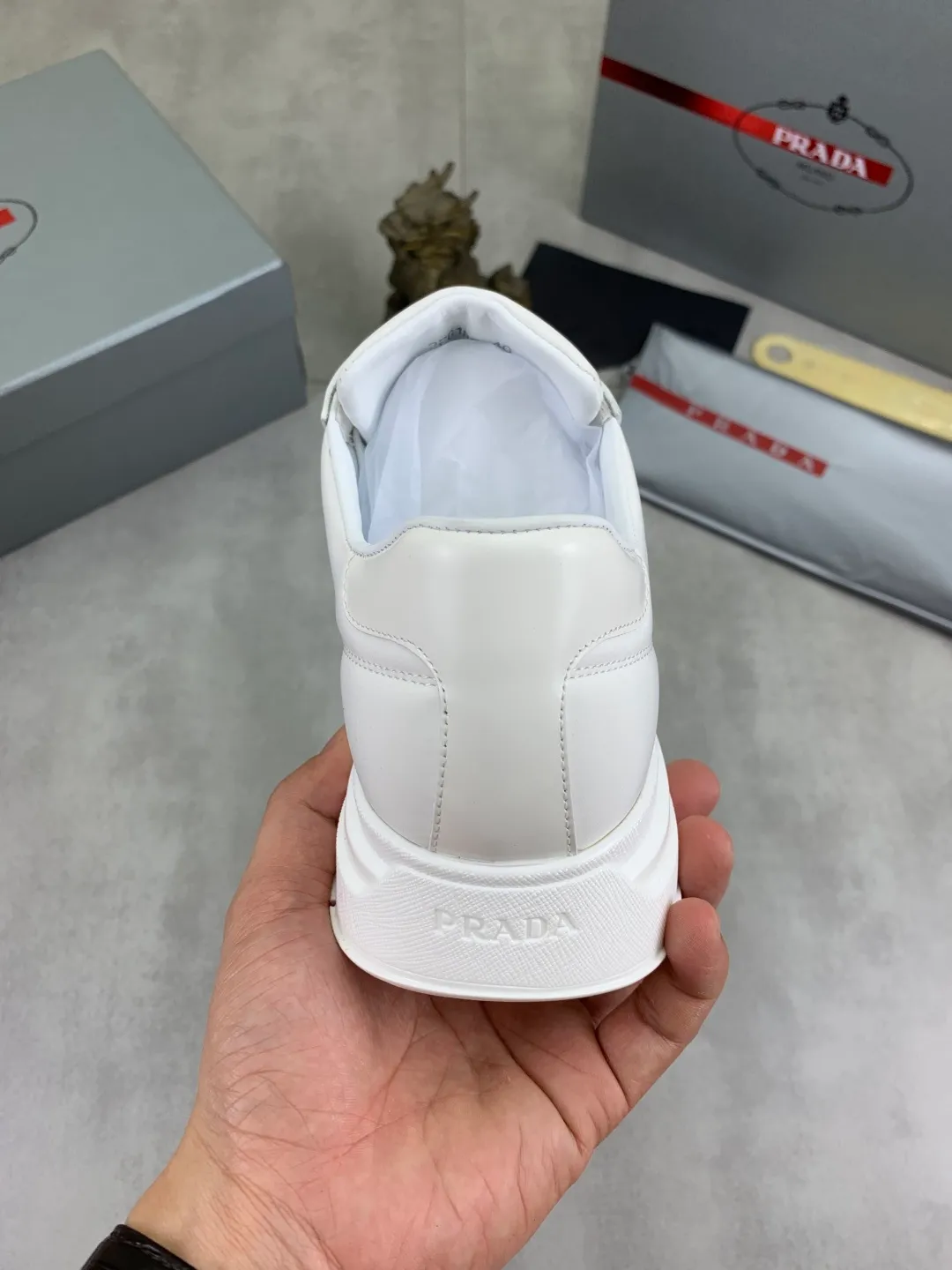 Men's shoes 💰P540 new (higher version) new PRADA (Prada) classic models are on the market at the same time, new men's shoes, 😘fabrics are selected from original imported calfskin. First layer of imported cowhide lining. The original version is awesome! 👍🏿Original open-molded non-slip PU outsole, with exquisite lines, simple and elegant, super comfortable and classy on foot, suitable for leisure travel. Code number: 38-45 (46 customized) 2️⃣ colors available